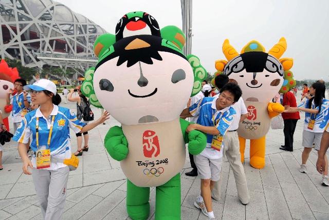 2008年8月8日,志愿者,游客在北京国家体育场"鸟巢"旁,与北京奥运会