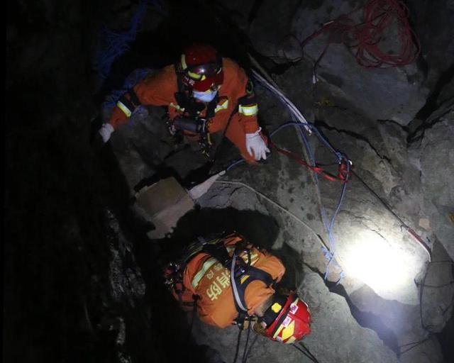 女子洞穴探险被困1天，昭通消防连夜救援！（消防供图）