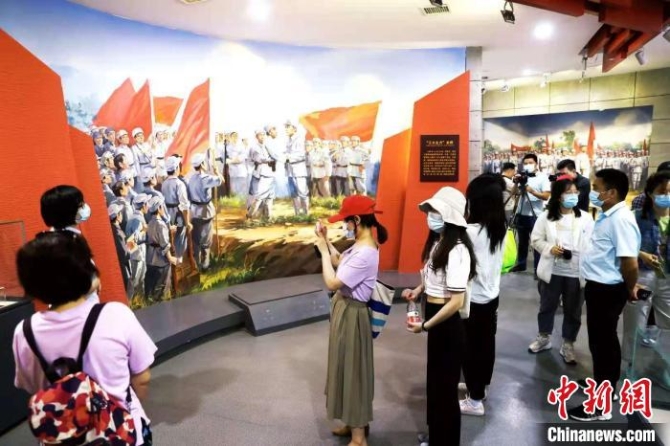 图为游客正在参观中原突围纪念馆 张畅 摄