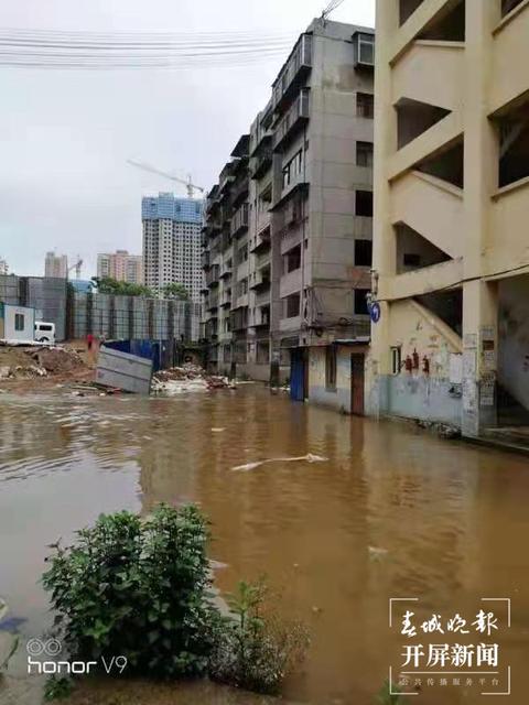淹积水挡出路 这里的居民很难熬（刘嘉 摄影报道）