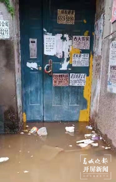 淹积水挡出路 这里的居民很难熬（刘嘉 摄影报道）