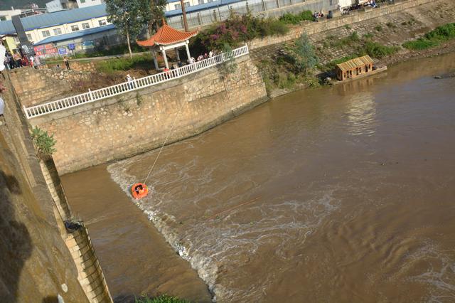 昆明两少年南盘江划皮艇游玩遇险,宜良消防紧急救援(消防供图)