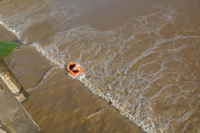 昆明两少年南盘江划皮艇游玩遇险,宜良消防紧急救援(消防供图)