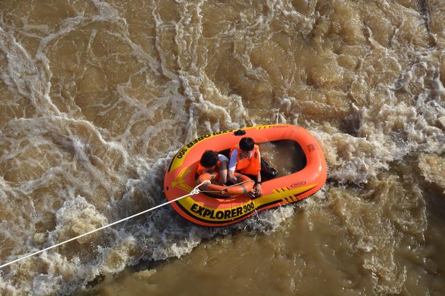 昆明两少年南盘江划皮艇游玩遇险,宜良消防紧急救援(消防供图)