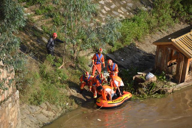 昆明两少年南盘江划皮艇游玩遇险,宜良消防紧急救援(消防供图)