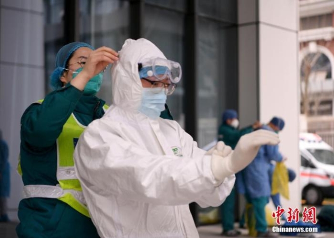 资料图:医务人员为转运武汉的新冠患者做准备工作。 点击进入下一页