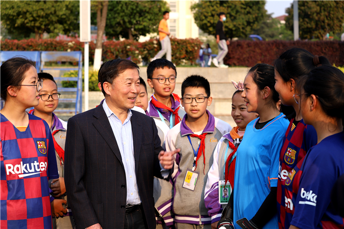 何校长与学生交流 (22) 何校长与学生交流 (22)