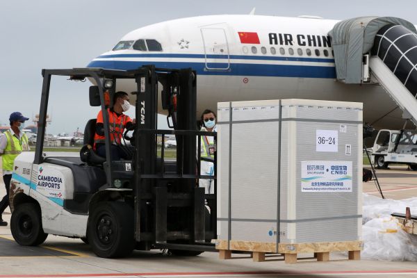 国药疫苗运抵柬埔寨