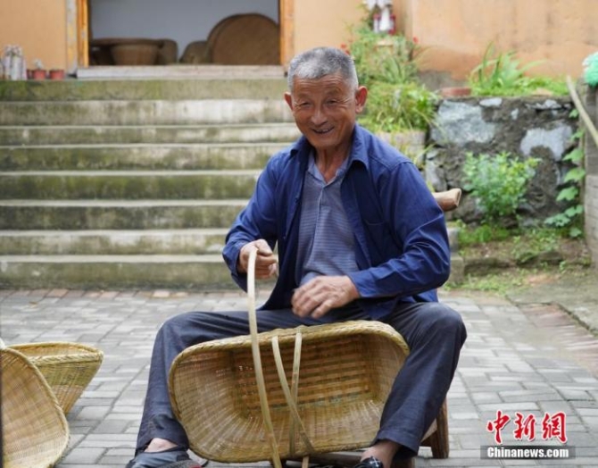 村民喜笑颜开编竹筐。 阚力 摄 点击进入下一页