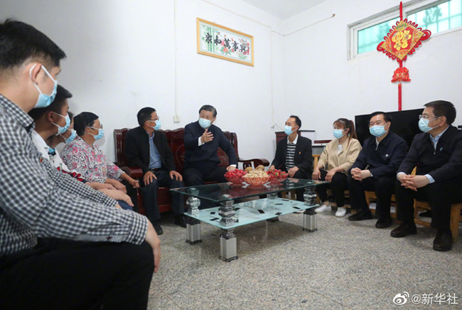 2021年,习近平在河南南阳市淅川县考察,察看村容村貌,并到村民邹新曾家中看望。_副本.jpg 2021年,习近平在河南南阳市淅川县考察,察看村容村貌,并到村民邹新曾家中看望。_副本.jpg