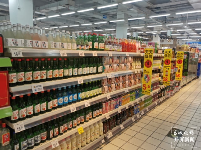 昆明“女酒鬼、小酒鬼”们钟爱低度酒 李赛 1.png