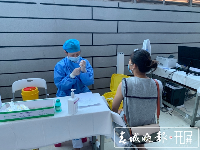 昆明市体育馆临时接种点全力备战新冠疫苗“第二针”（艾子文 摄影报道）