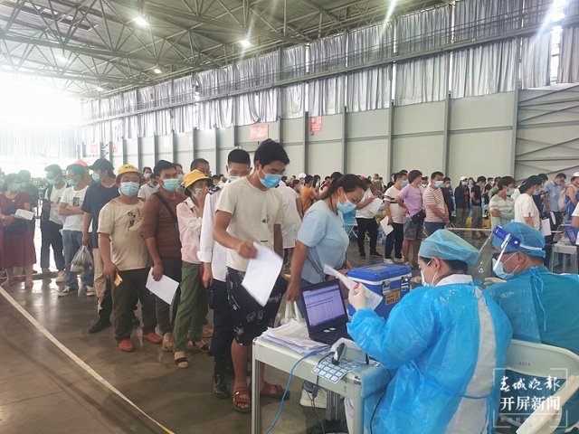 晚上不“打烊”,随到随打!昆明最大疫苗接种点正式启用 春城晚报-开屏新闻记者 罗宗伟 通讯员 甘露 郭武辉 摄影报道