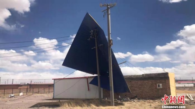 图为被大风掀翻的房顶。 受访者供图 点击进入下一页