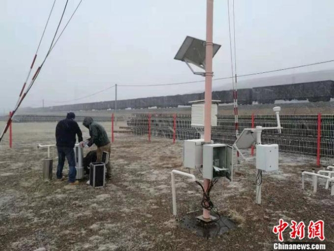 图为苗培林和同事检修设备。 受访者供图
点击进入下一页