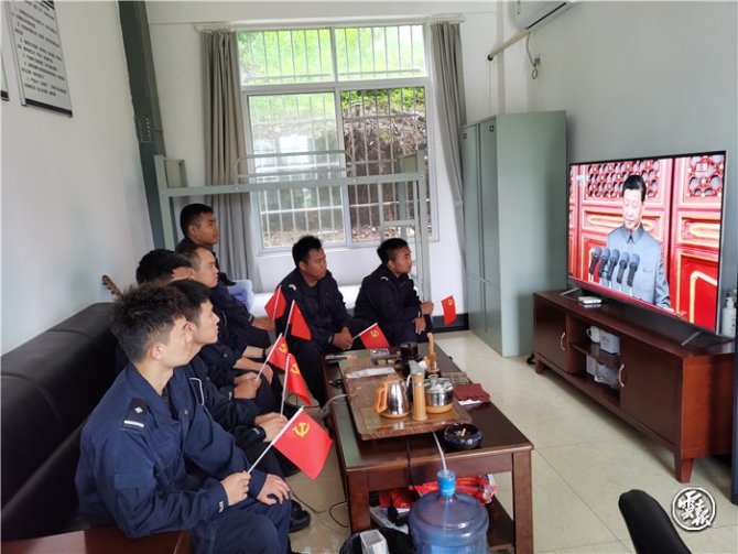 云南普洱边境管理支队岳宋边境派出所民辅警在曼亨警务室利用工作间隙收听收看庆祝中国共产党成立100周年大会.jpg