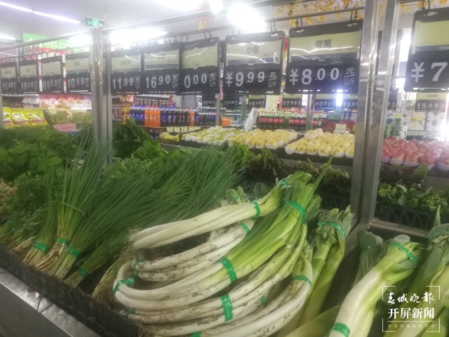 昆明大葱降价（春城晚报-开屏新闻记者 夏体雷 摄）