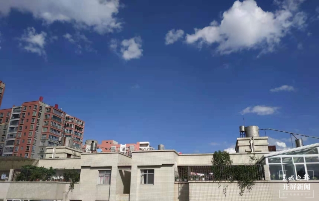 蓝天（春城晚报-开屏新闻小罗 摄）