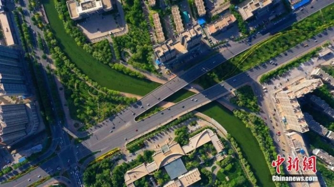 资料图:鸟瞰新疆库尔勒市旖旎风光。确·胡热 摄 点击进入下一页