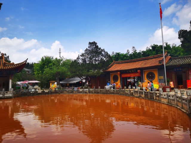 昆明黑龙潭水变红（供图）