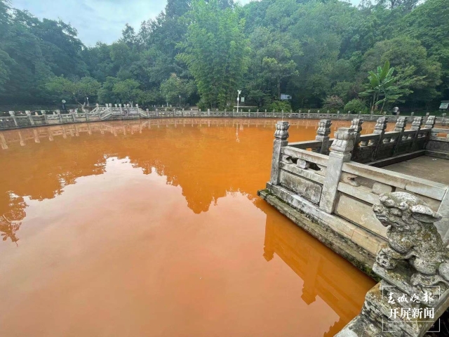 黑龙潭变红（马艺宁 摄）