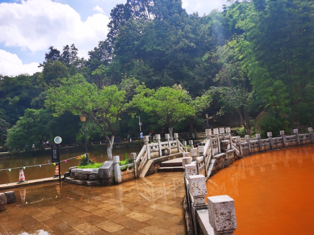 昆明黑龙潭水变红（供图）
