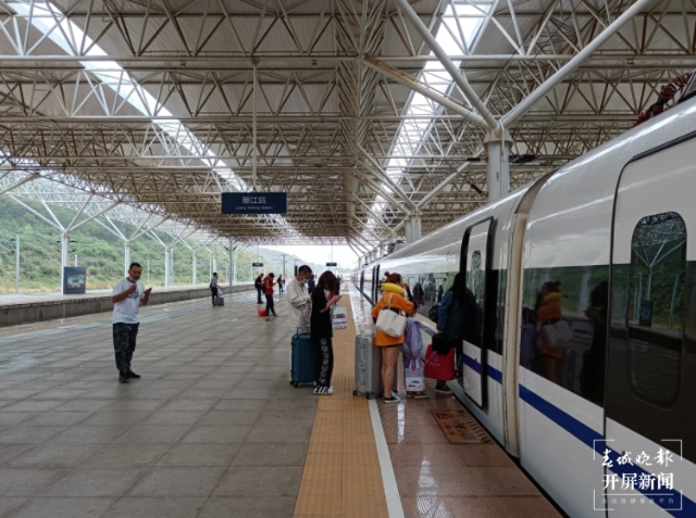 上半年云南铁路发送旅客2615万人次(春城晚报-开屏新闻记者 孙江荭 通讯员 邓瑜 摄)