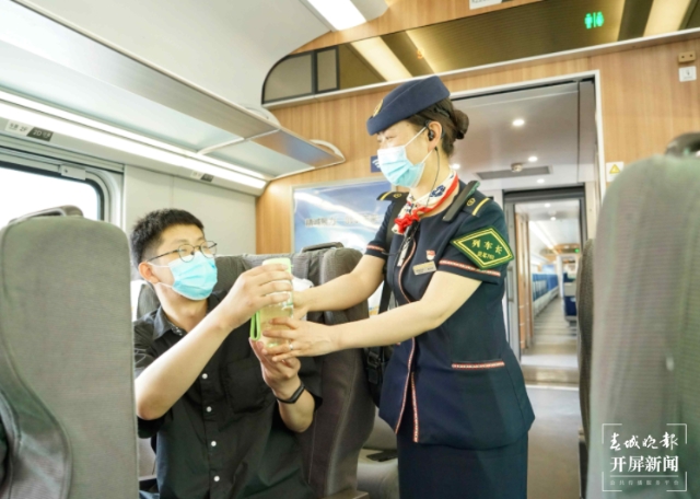 上半年云南铁路发送旅客2615万人次(春城晚报-开屏新闻记者 孙江荭 通讯员 邓瑜 摄)