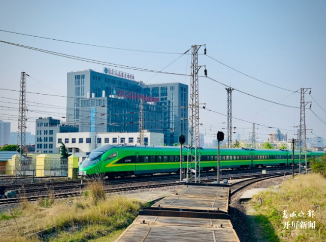 上半年云南铁路发送旅客2615万人次(春城晚报-开屏新闻记者 孙江荭 通讯员 邓瑜 摄)