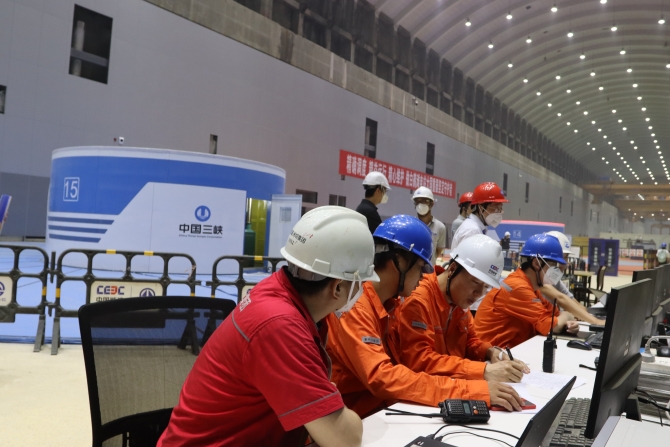 工作人员正在为机组并网发电做准备 供图