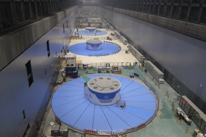 围绕全部投产目标,白鹤滩电站右岸厂房正在加紧锣密鼓地施工