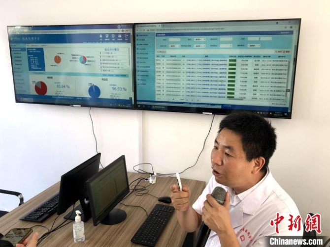 三明市将乐县总医院万安分院院长饶观音介绍医院使用的健康管理平台。 李纯 摄 三明市将乐县总医院万安分院院长饶观音介绍医院使用的健康管理平台。 李纯 摄