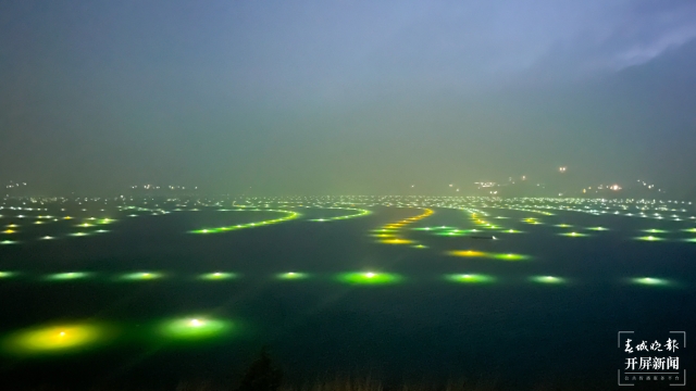 数万盏渔灯点亮丽江程海（春城晚报-开屏新闻记者 木晓雯 通讯员 子云泽 杨波 摄）