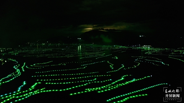 数万盏渔灯点亮丽江程海（春城晚报-开屏新闻记者 木晓雯 通讯员 子云泽 杨波 摄）