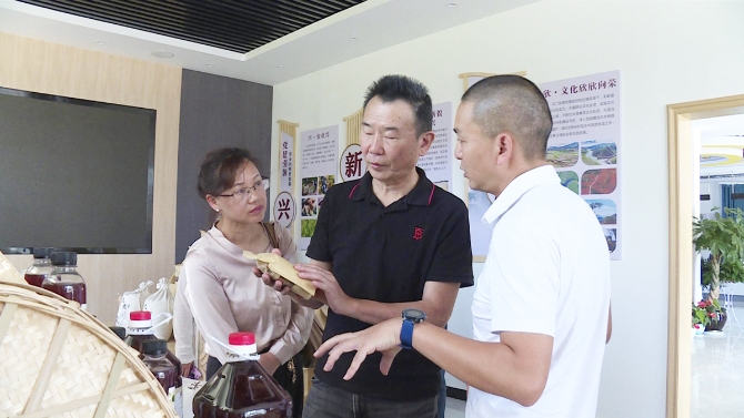 双创导师观摩孵化基地内的农特产品（7月14日拍摄）