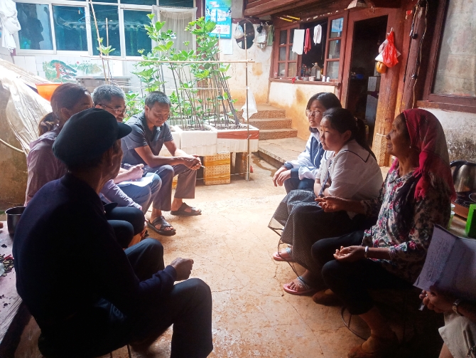 民政部门“雪中送炭”情暖“姐妹花”---图为家访朱星婕（7月15日摄）