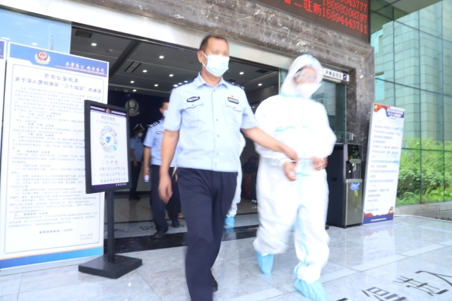 云南芒市押解8名犯罪嫌疑人公开指认现场（德宏边境管理支队 供图）