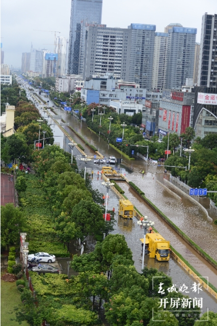 强降雨后昆明海源中路断交，水深处达30mm 春城晚报-开屏新闻记者 孙琴霞 文 龙宇丹 摄