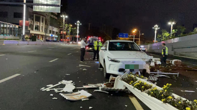 昆明一网约车凌晨市中心肇事 撞翻路中十多米花盆（市民供图）