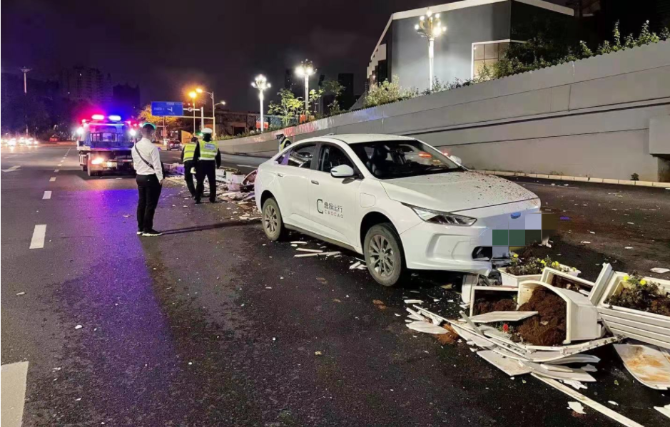 昆明一网约车凌晨市中心肇事 撞翻路中十多米花盆（市民供图）