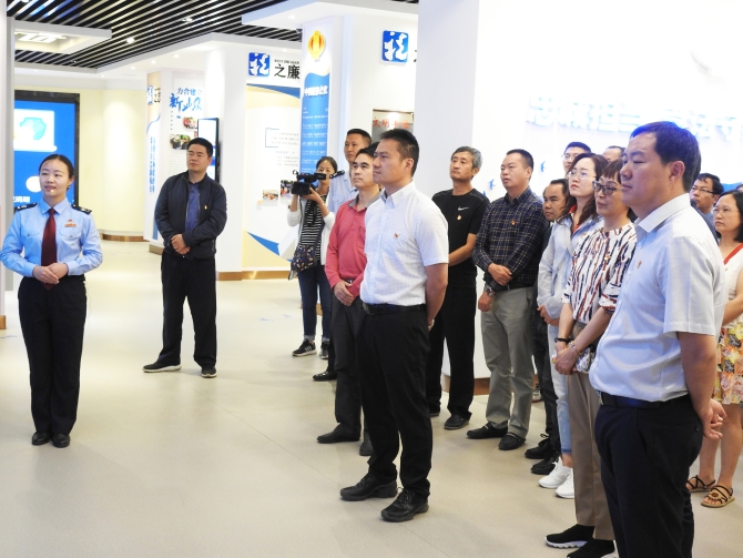 昆明市晋宁区区委副书记李松同志一行参观晋宁区税务局文化展厅