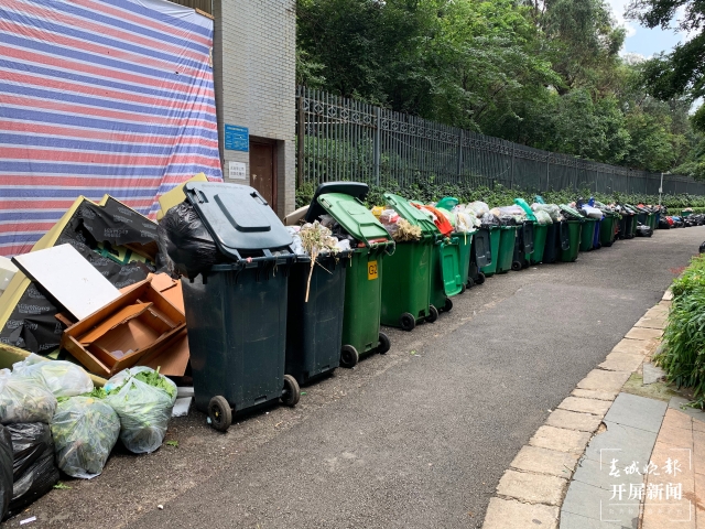 市民投诉昆明金色俊园小区垃圾4天无人清运（春城晚报-开屏新闻记者 孙琴霞 实习生 黄千仪 摄）