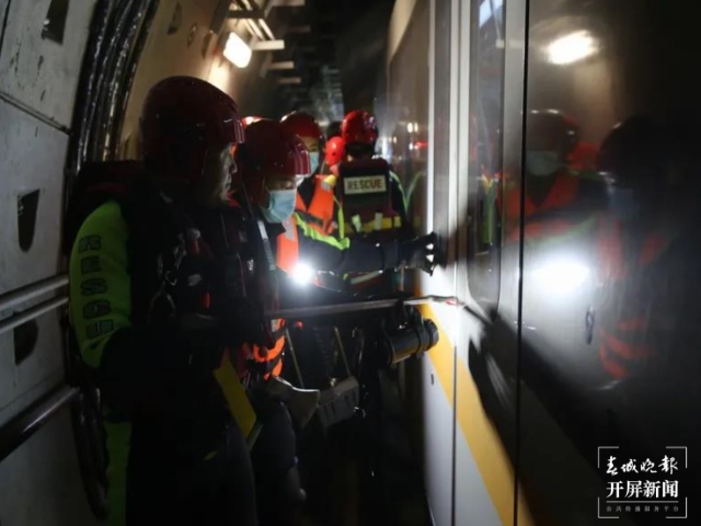 云南省首次地铁站点淹积水实战演练在昆明举行(春城晚报-开屏新闻记者 刘嘉 摄)