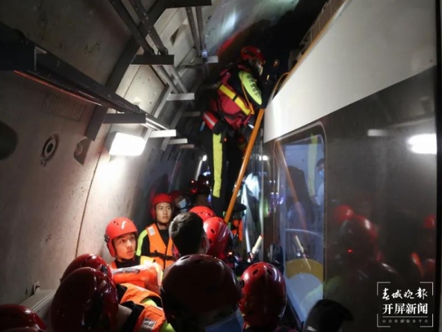 云南省首次地铁站点淹积水实战演练在昆明举行(春城晚报-开屏新闻记者 刘嘉 摄)