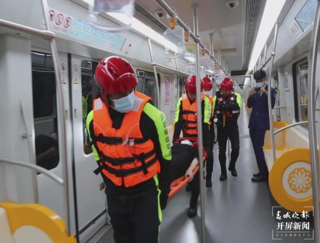 云南省首次地铁站点淹积水实战演练在昆明举行(春城晚报-开屏新闻记者 刘嘉 摄)