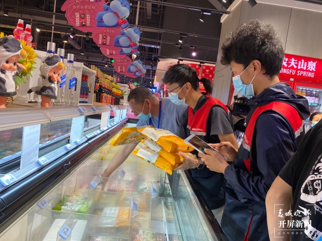 食品抽检(春城晚报-开屏新闻记者 王磊 摄)