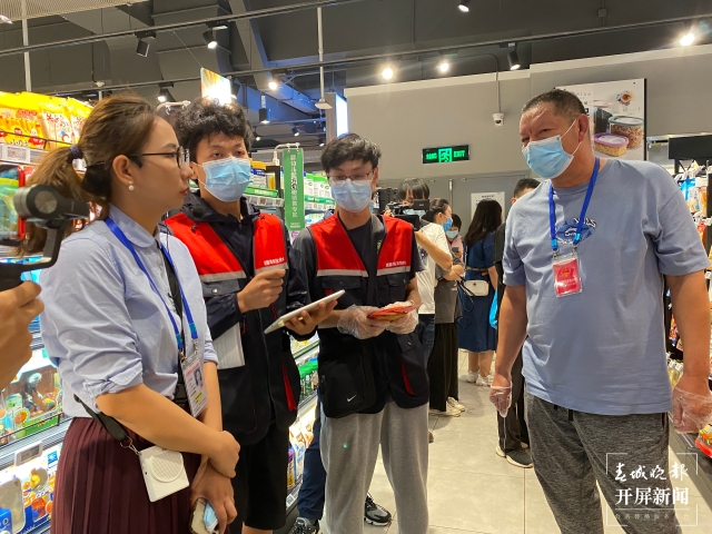 食品抽检(春城晚报-开屏新闻记者 王磊 摄)