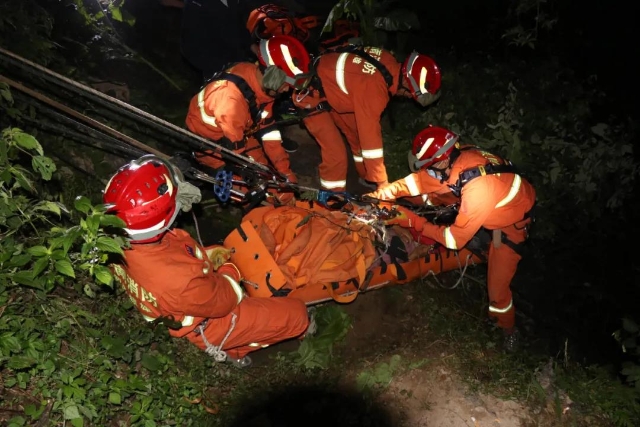 镇雄一女子掉入40米深洞，消防深夜紧急救援（图自云南消防）