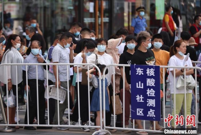 资料图:江苏省教育厅发布公告,要求该省中小学生原则上不跨设区市流动,留校大学生非必要不外出。 泱波 摄 点击进入下一页