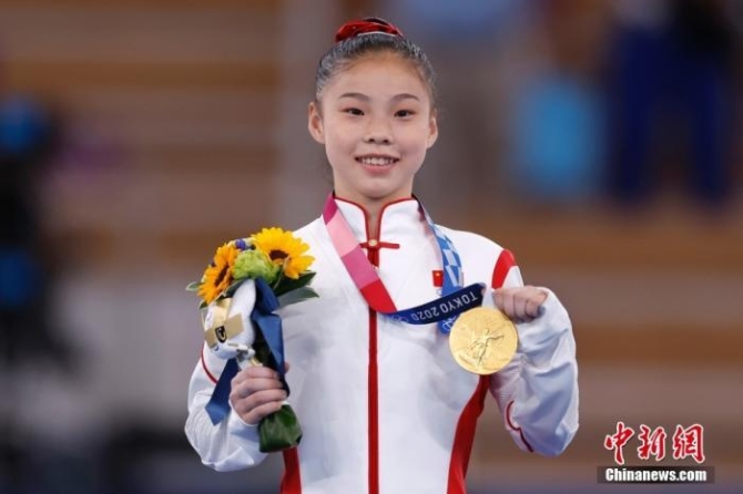 北京时间8月3日,在东京奥运会女子平衡木决赛中,中国选手管晨辰以14.633分夺得冠军。这是中国代表团本届奥运会的第32金。另一位中国选手唐茜靖获得第二。图为管晨辰展示金牌。 <span target='_blank' href='http://www.chinanews.com/'>中新社</span>记者 富田 摄 点击进入下一页